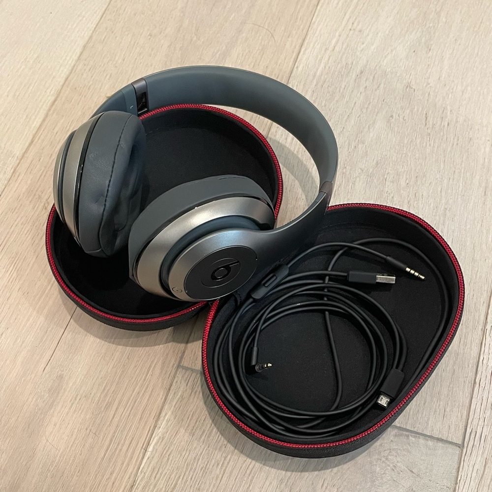 Grey studio 3 wireless Beats by Dre